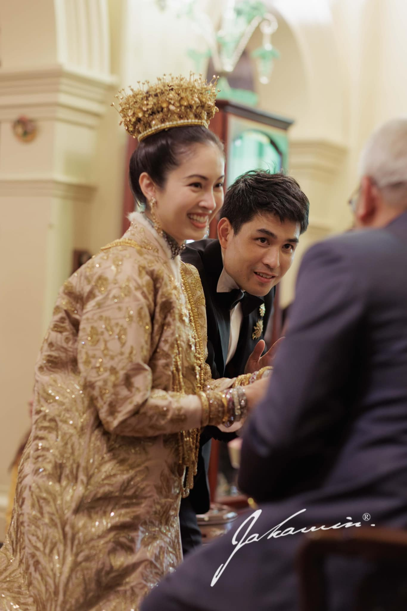 'Hoa hậu chuyển giới đẹp nhất Thái Lan' khóc trong lễ cưới với chồng doanh nhân - Ảnh 4.