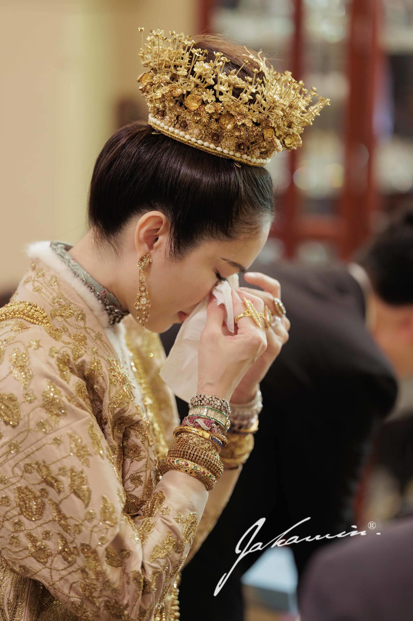 'Hoa hậu chuyển giới đẹp nhất Thái Lan' khóc trong lễ cưới với chồng doanh nhân - Ảnh 3.