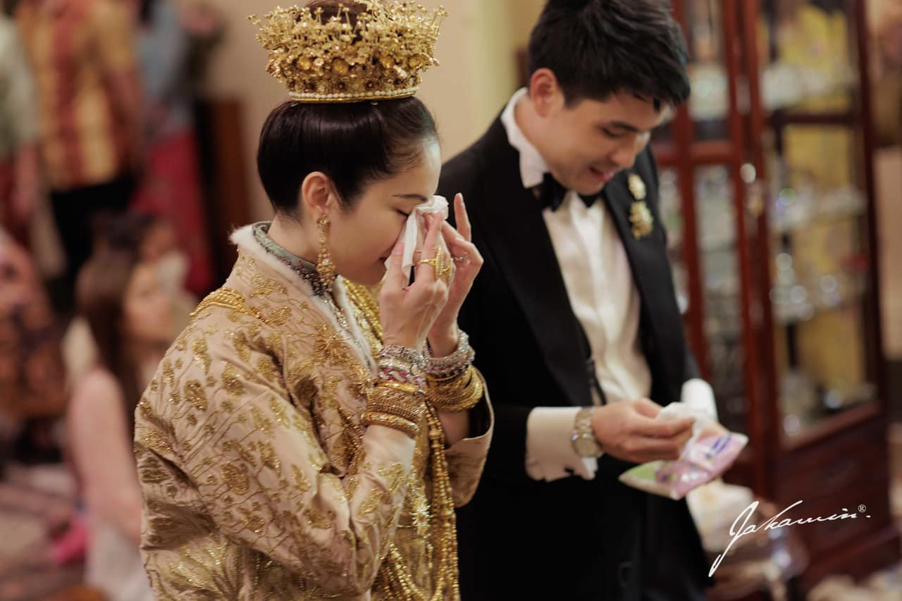 'Hoa hậu chuyển giới đẹp nhất Thái Lan' khóc trong lễ cưới với chồng doanh nhân - Ảnh 2.