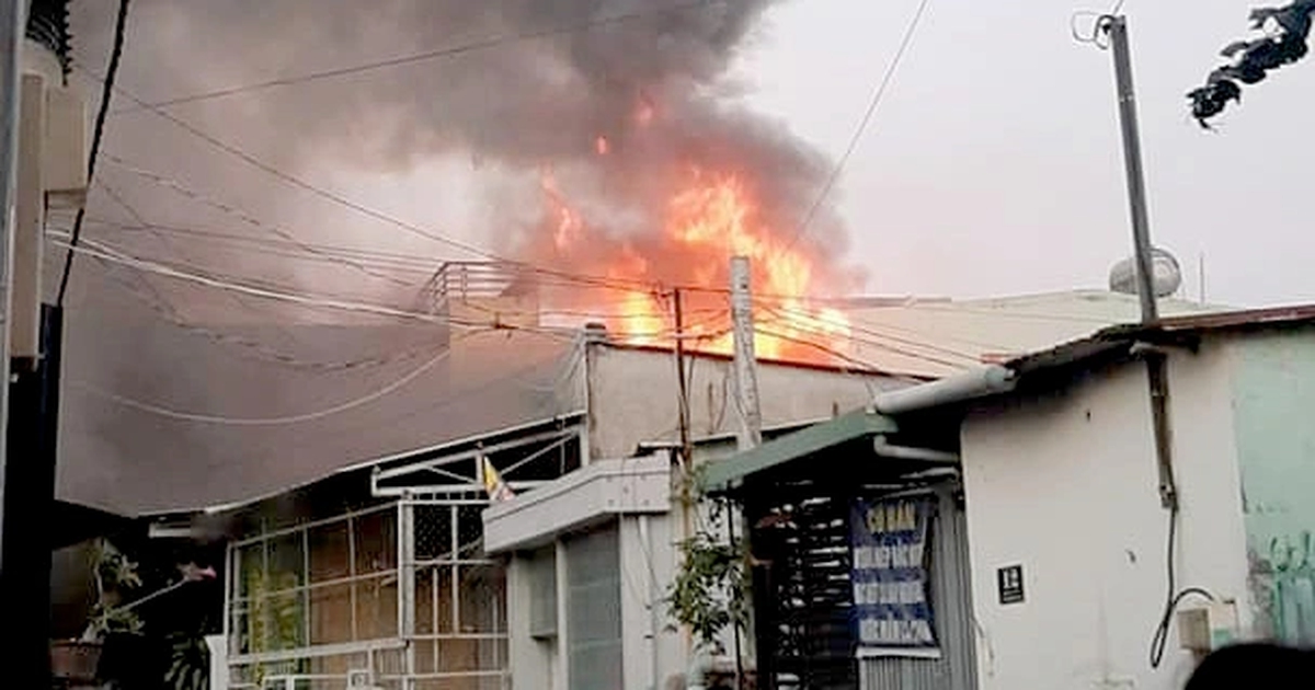 Cháy nhà trong khu dân cư, nhiều người ở TPHCM hô hoán tháo chạy