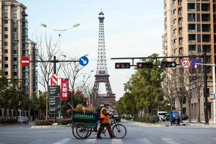 Những công trình 'nhái' kỳ quái ở Trung Quốc: Tháp Eiffel, Cầu tháp London hay Tượng nhân sư khổng lồ... đều có - Ảnh 2.