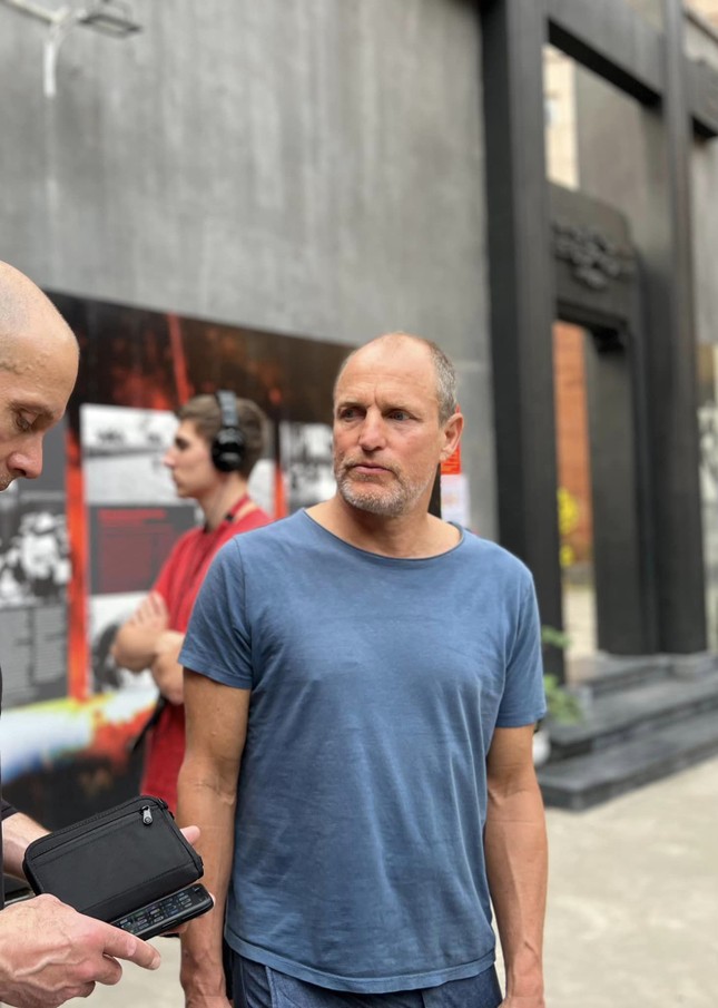 Người đ&agrave;n &ocirc;ng quyến rũ nhất h&agrave;nh tinh đến Nh&agrave; t&ugrave; Hỏa L&ograve; - Ảnh 4.