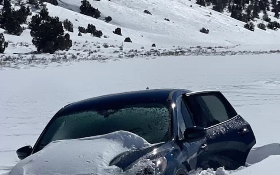Mắc kẹt trong ôtô giữa bão tuyết gần tuần, cụ ông 81 tuổi sống sót kỳ diệu