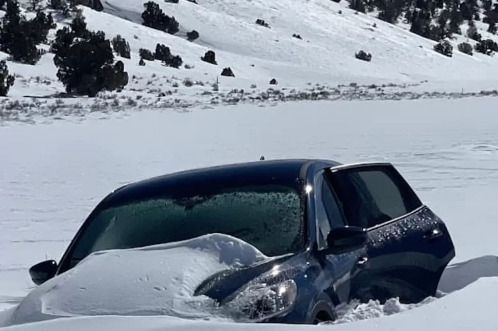 Mắc kẹt trong ôtô giữa bão tuyết gần tuần, cụ ông 81 tuổi sống sót kỳ diệu - Ảnh 2.
