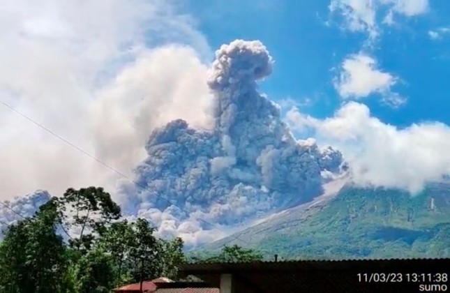 Núi lửa Indonesia phun trào dữ dội, dòng dung nham dài hơn một cây số - Ảnh 1.