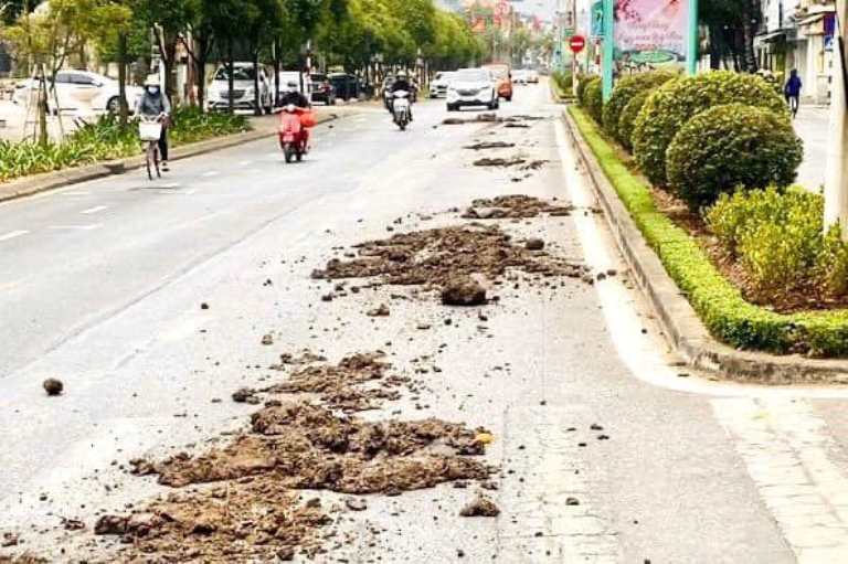 Làm rơi vãi vật liệu ra đường, tài xế ô tô ở Hải Dương bị xử phạt 3 ...