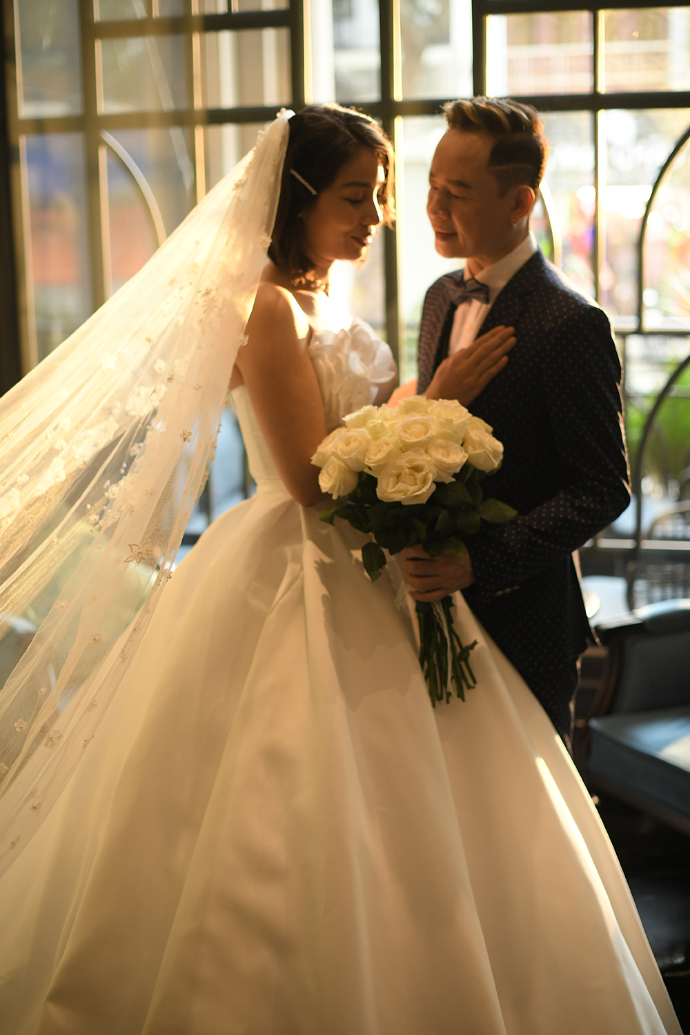 Diễn viên Tùng Dương và vợ thứ tư chụp ảnh cưới cùng các con - Ảnh 9.