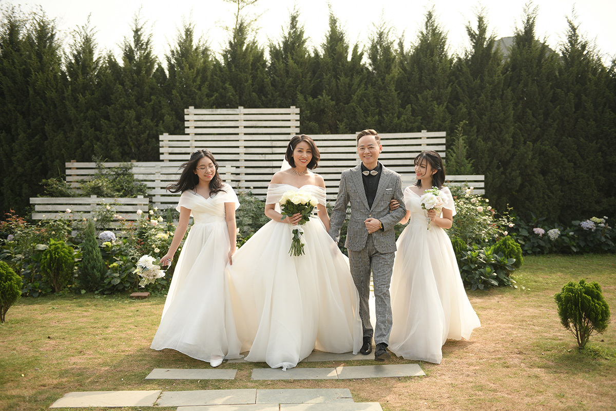 Diễn viên Tùng Dương và vợ thứ tư chụp ảnh cưới cùng các con - Ảnh 3.