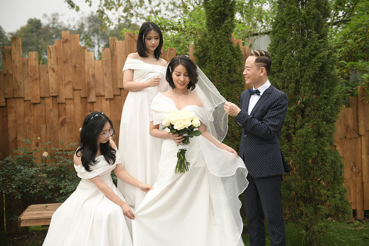 Diễn viên Tùng Dương và vợ thứ tư chụp ảnh cưới cùng các con - Ảnh 4.