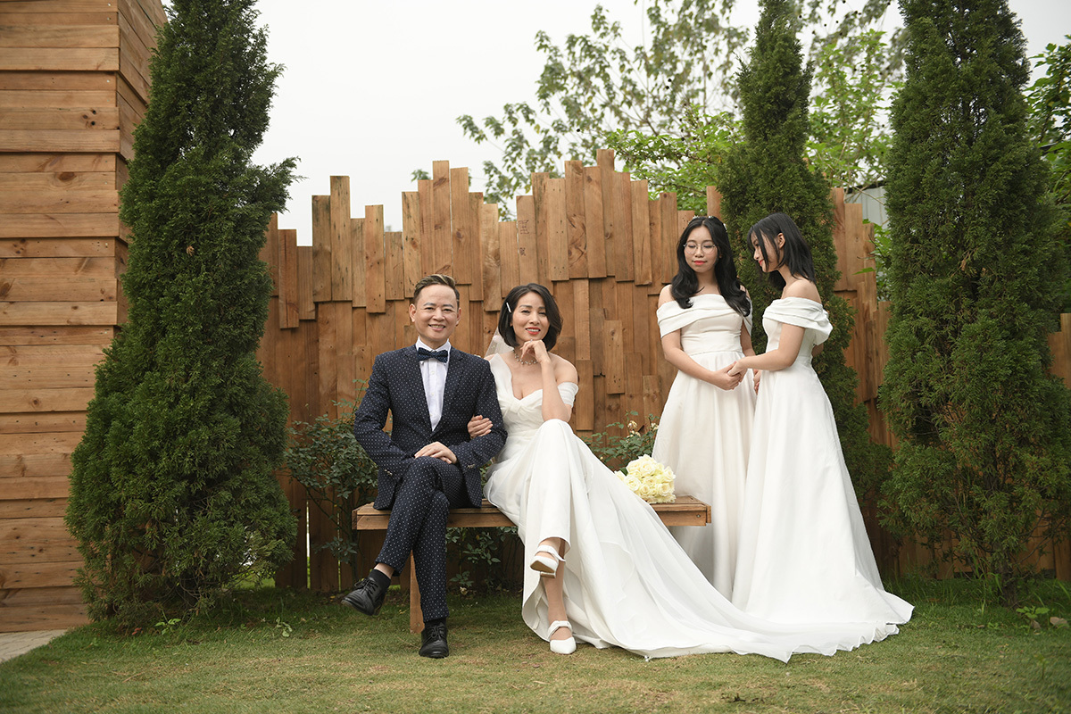 Diễn viên Tùng Dương và vợ thứ tư chụp ảnh cưới cùng các con - Ảnh 5.