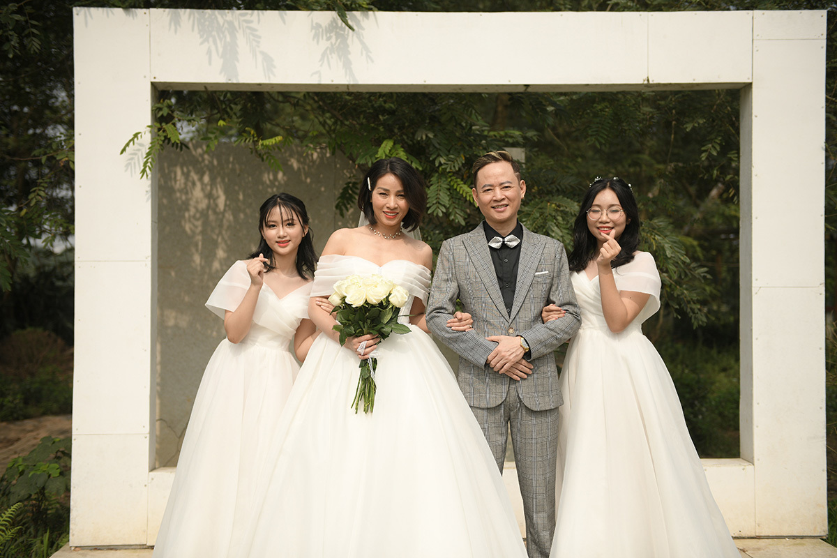 Diễn viên Tùng Dương và vợ thứ tư chụp ảnh cưới cùng các con - Ảnh 2.