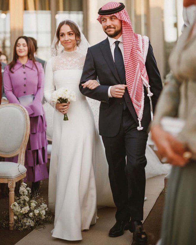 Choáng ngợp hình ảnh đám cưới đẹp như cổ tích của công chúa Jordan: Cô dâu xuất hiện với nhan sắc cực phẩm bên chú rể là nhà tài phiệt - Ảnh 2.