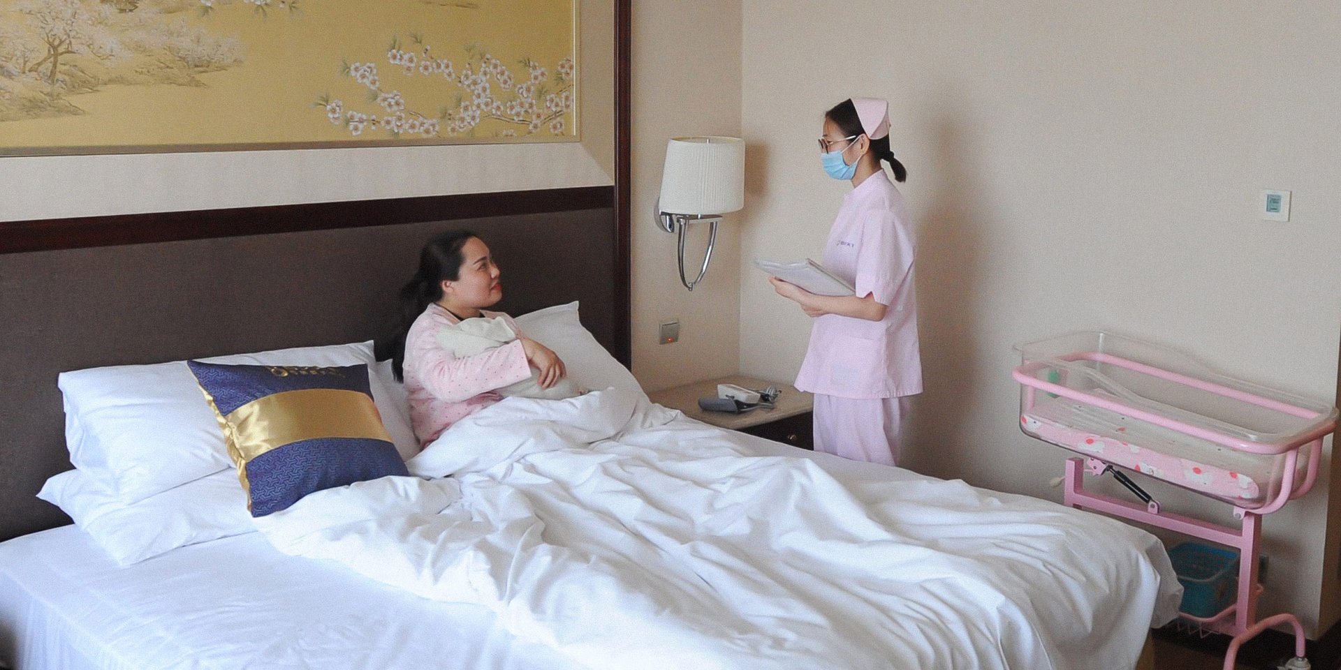 Những bà mẹ Trung Quốc ở cữ tại khách sạn, trốn khỏi nhà chồng - Ảnh 1.