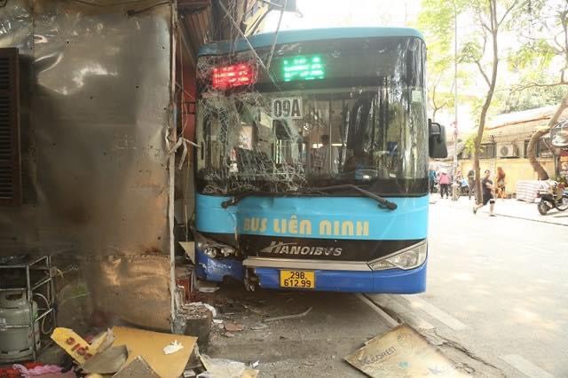 Hà Nội: Xe bus đâm vào nhà dân trên phố Đội Cấn khiến nhiều người bị thương - Ảnh 1.