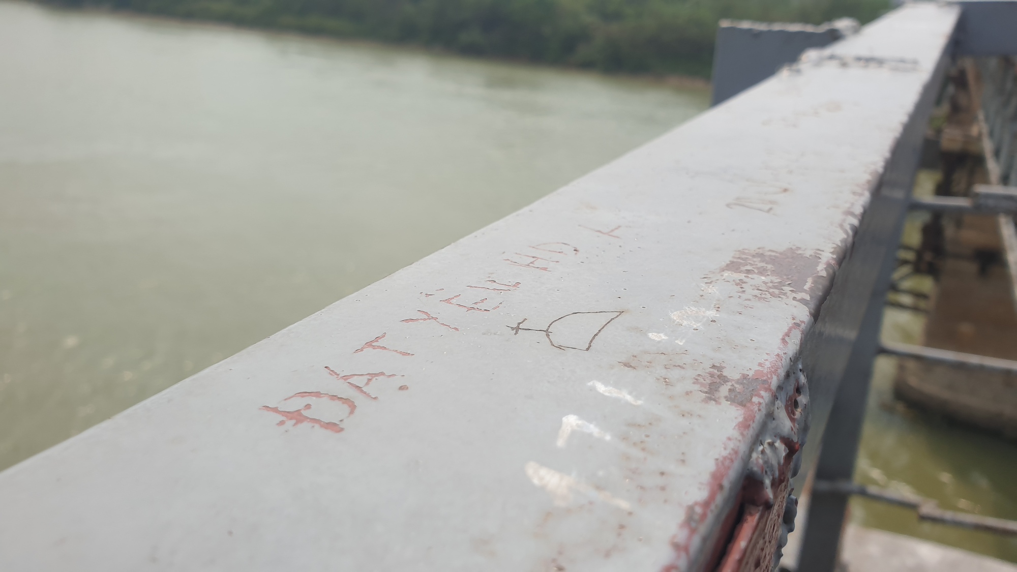 Cầu Long Biên mới được sơn lại đã xuất hiện chi chít những 'lưu bút tình yêu' - Ảnh 4.