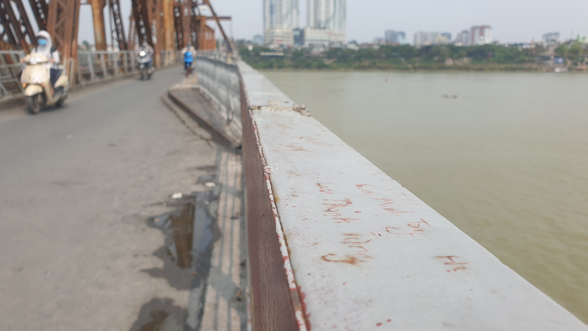 Cầu Long Biên mới được sơn lại đã xuất hiện chi chít những 'lưu bút tình yêu' - Ảnh 3.