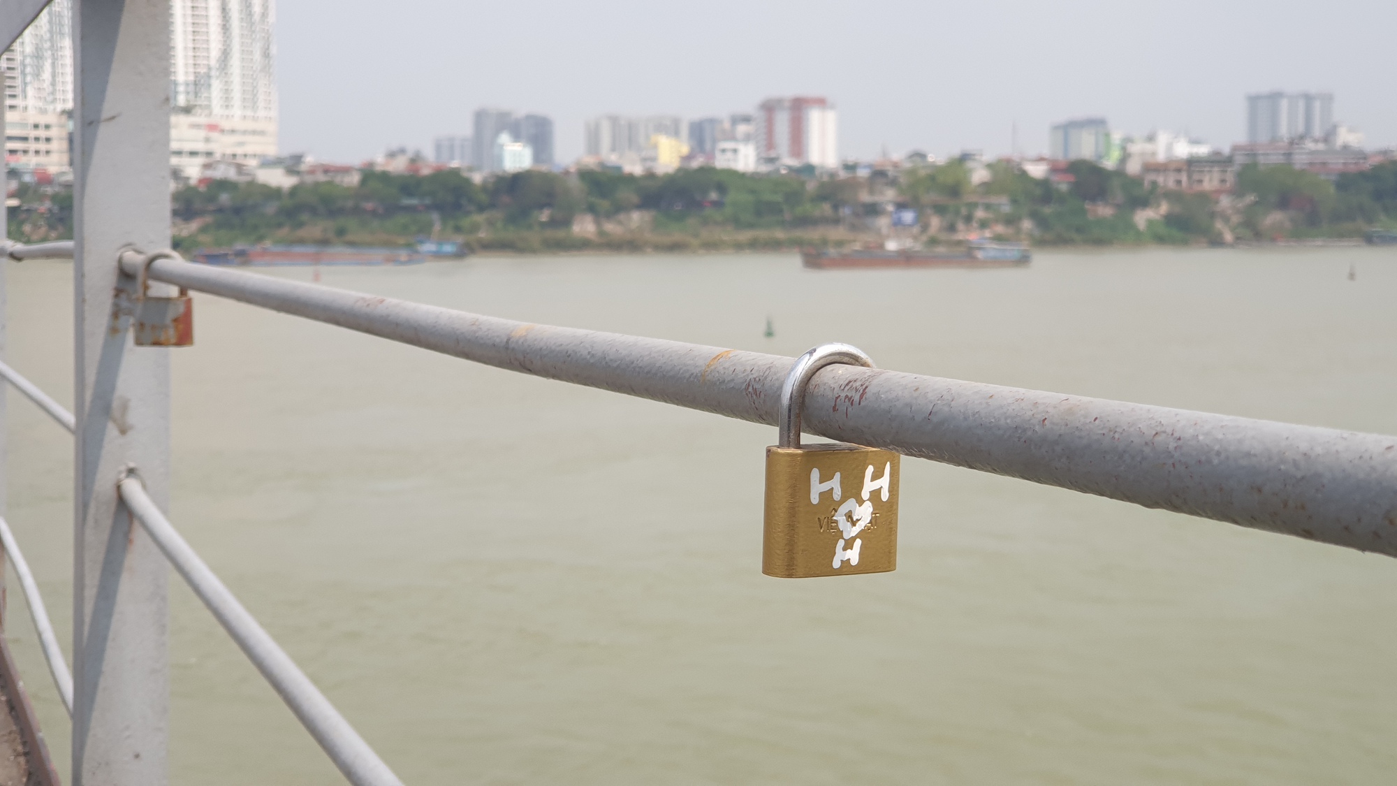 Cầu Long Biên mới được sơn lại đã xuất hiện chi chít những 'lưu bút tình yêu' - Ảnh 7.
