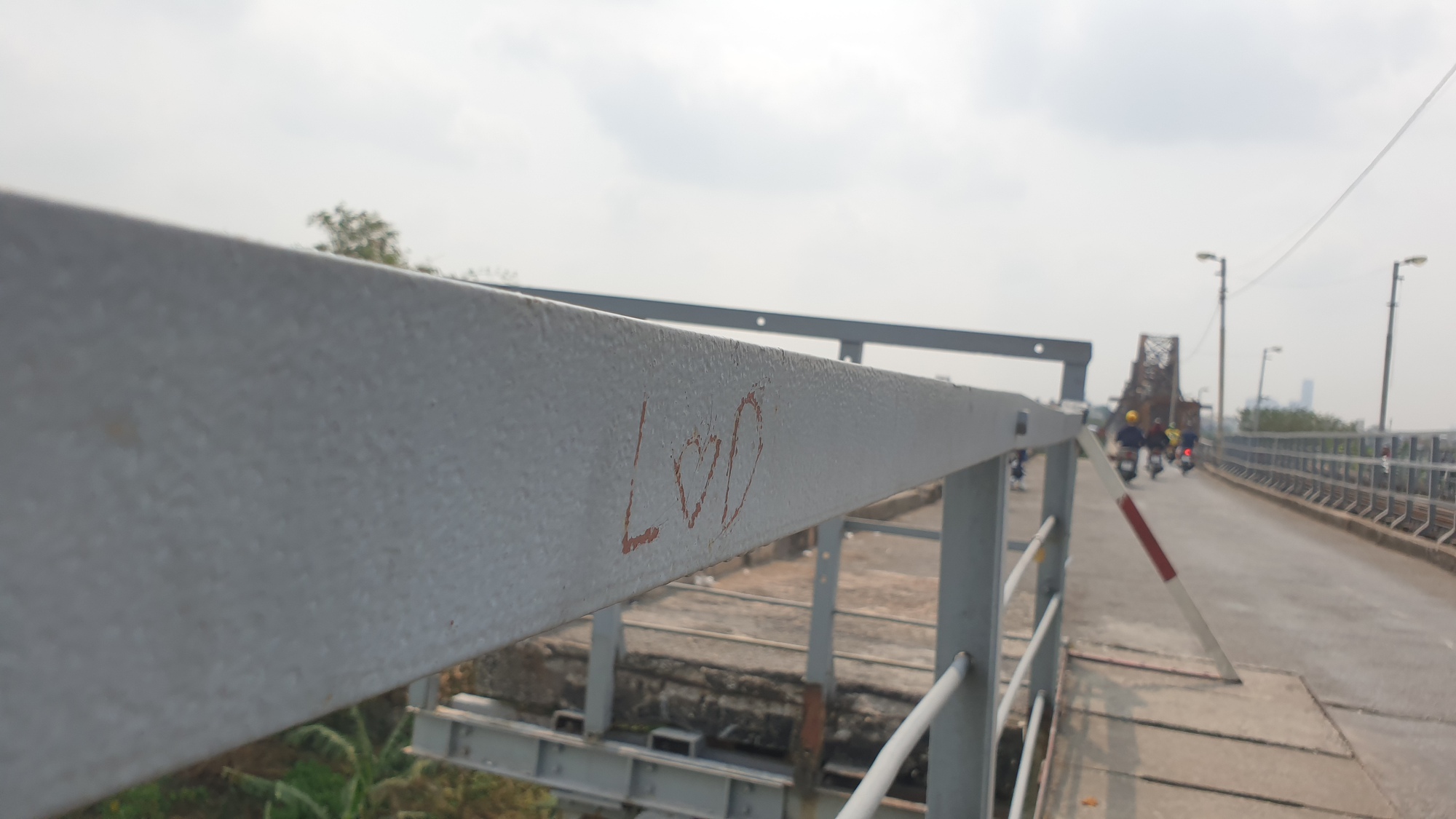 Cầu Long Biên mới được sơn lại đã xuất hiện chi chít những 'lưu bút tình yêu' - Ảnh 6.