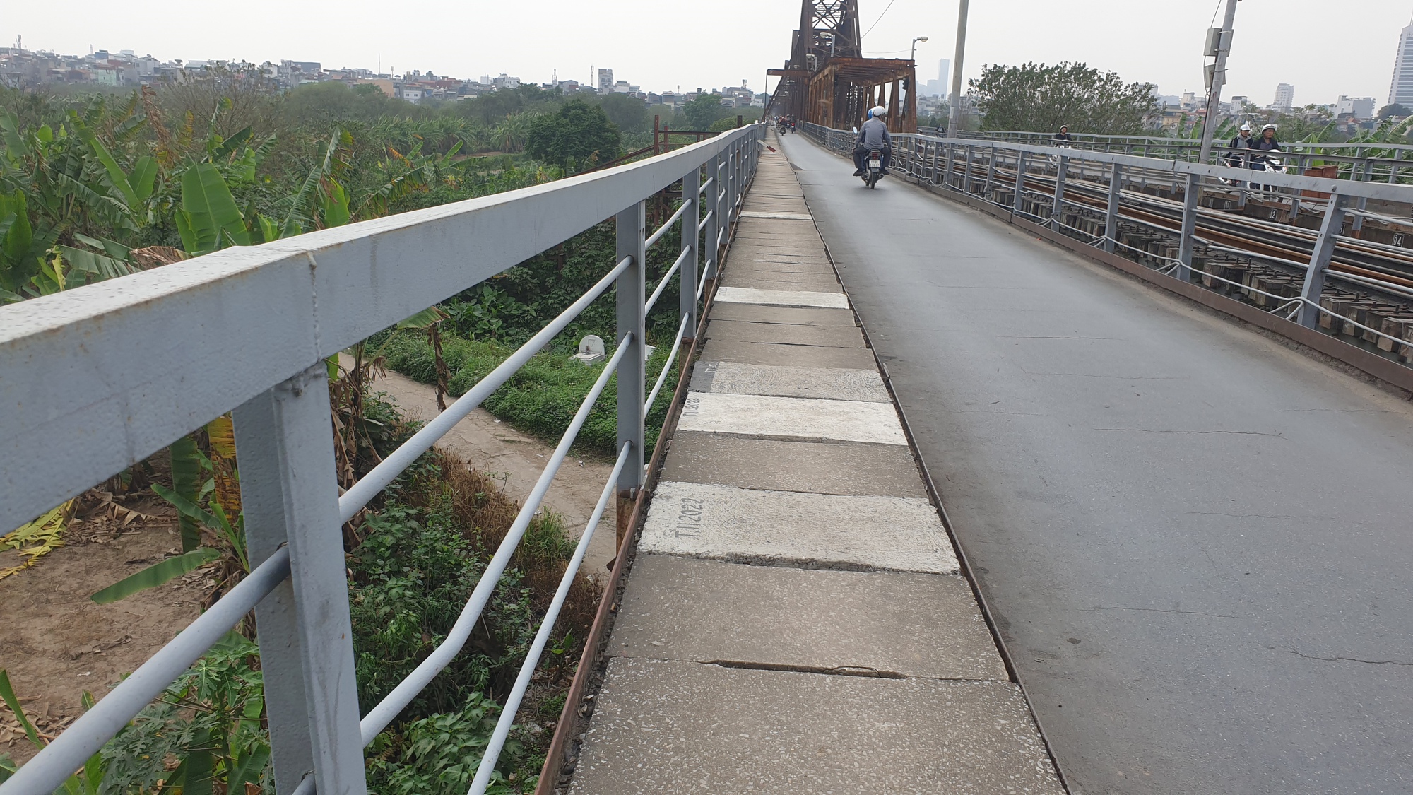 Cầu Long Biên mới được sơn lại đã xuất hiện chi chít những 'lưu bút tình yêu' - Ảnh 2.