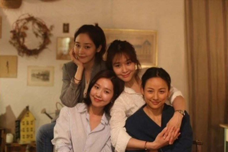 Song Hye Kyo lộ ảnh độ sắc hội bạn minh tinh 20 năm trước: Có thua xa Lee Hyori và nữ thần đẹp nhất Kpop Sung Yuri? - Ảnh 7.