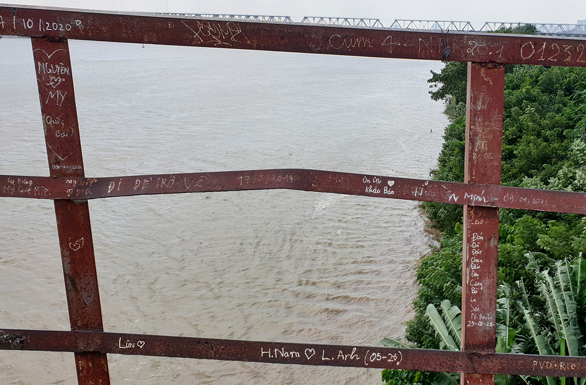 Cầu Long Biên mới được sơn lại đã xuất hiện chi chít những 'lưu bút tình yêu' - Ảnh 1.