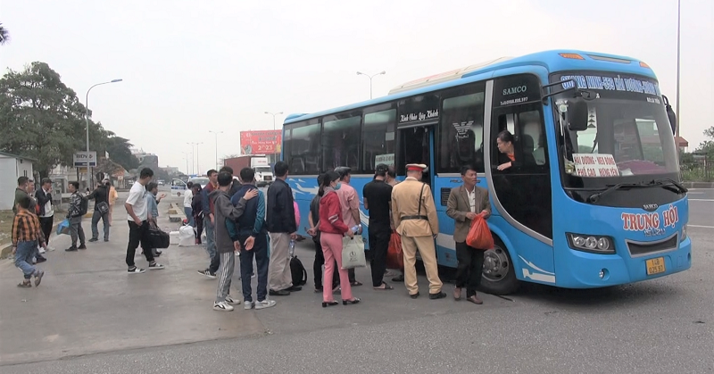 H&agrave; Nội ph&aacute;t hiện gậy ba kh&uacute;c v&agrave; bằng l&aacute;i giả Trong vụ &ocirc; t&ocirc; vi phạm dừng đỗ - Ảnh 3.
