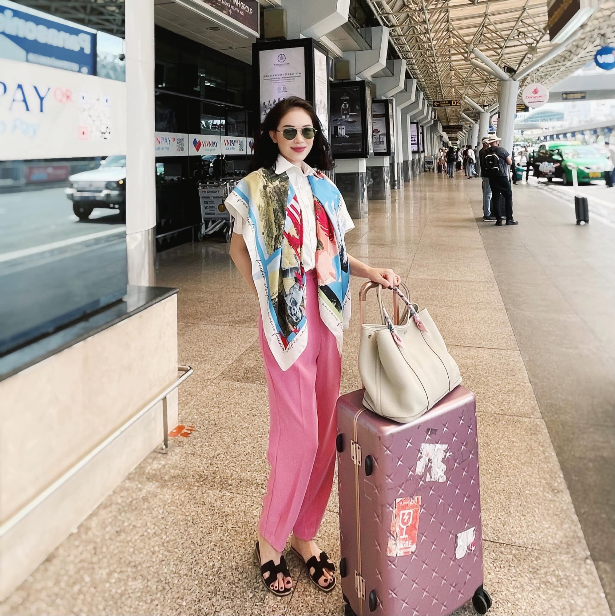 'Cô dâu hào môn' Linh Rin hiếm hoi khoe thời trang sân bay, mỗi lần khoe khiến fan 'tròn mắt' - Ảnh 3.