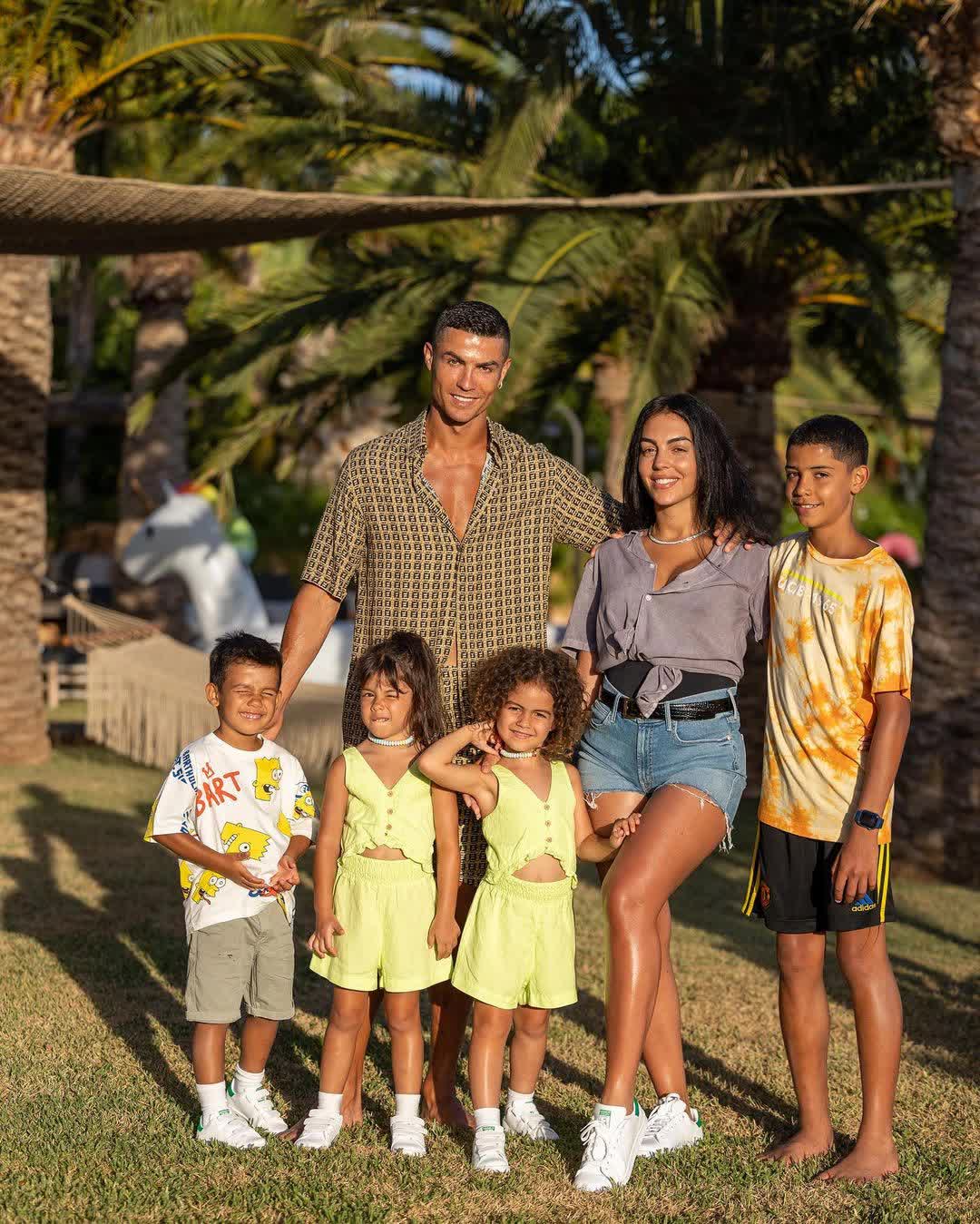 Người mẫu khép lại quá khứ đào hoa của Ronaldo: Từ nhân viên bán hàng thành bà chủ giàu có, được chồng yêu chiều - Ảnh 5.