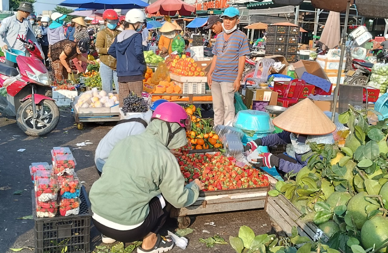 Bà nội trợ TP HCM choáng ngợp với dâu tây gắn mác Đà Lạt, Sơn La tràn ngập đường phố - Ảnh 10.