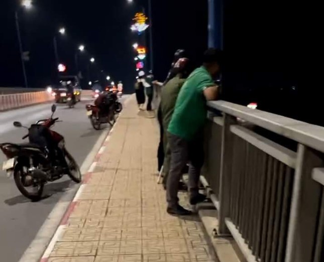 Bỏ lại xe máy trên cầu, nam thanh niên gieo mình xuống sông Đồng Nai - Ảnh 1.