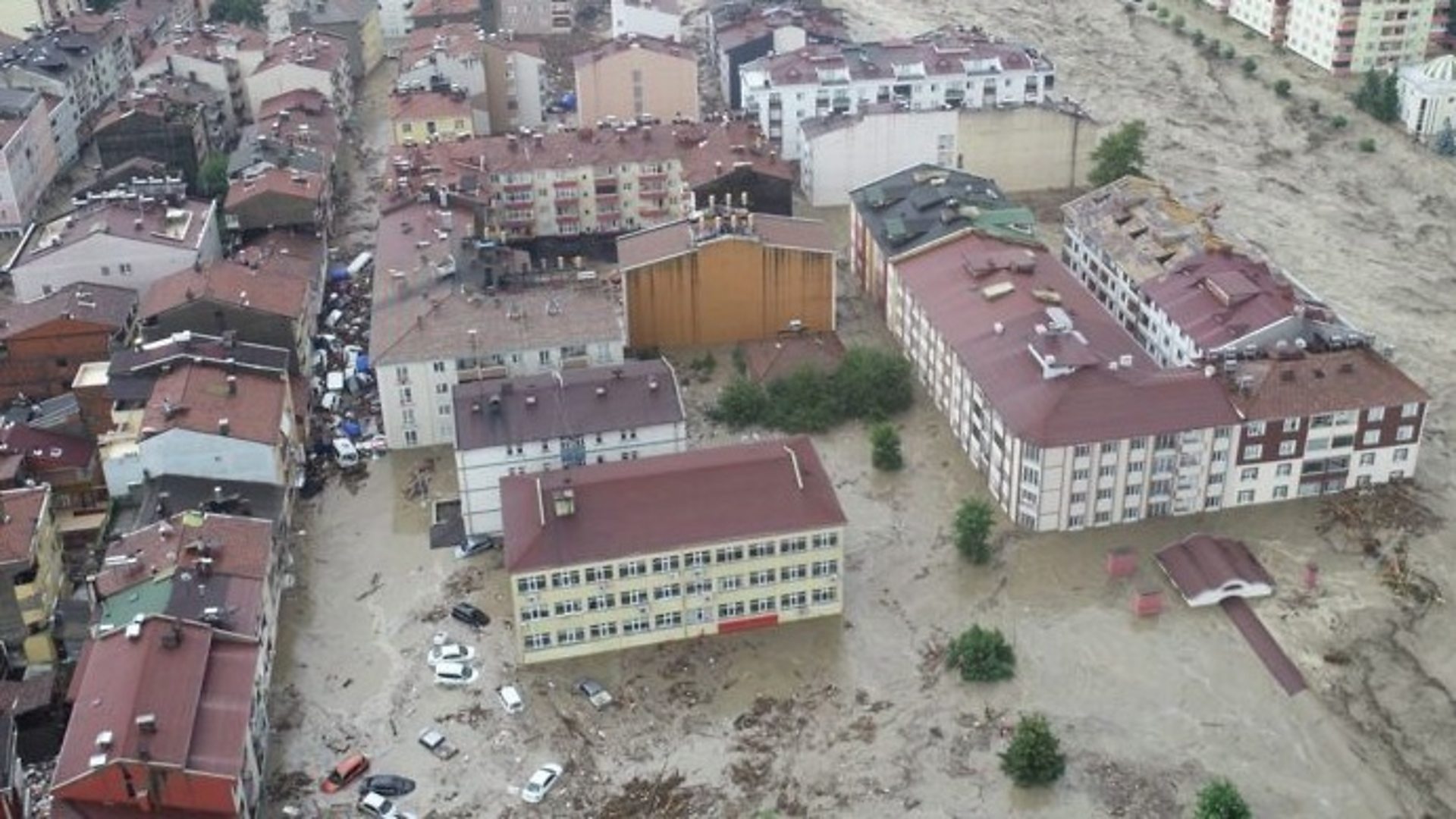Thổ Nhĩ Kỳ vẫn tiếp tục thảm họa: Các thành phố vừa đổ nát vì động đất giờ ngập trong lũ lụt, đường bị xẻ đôi trong giây lát, nhà cửa xe cộ đều cuốn trôi   - Ảnh 5.