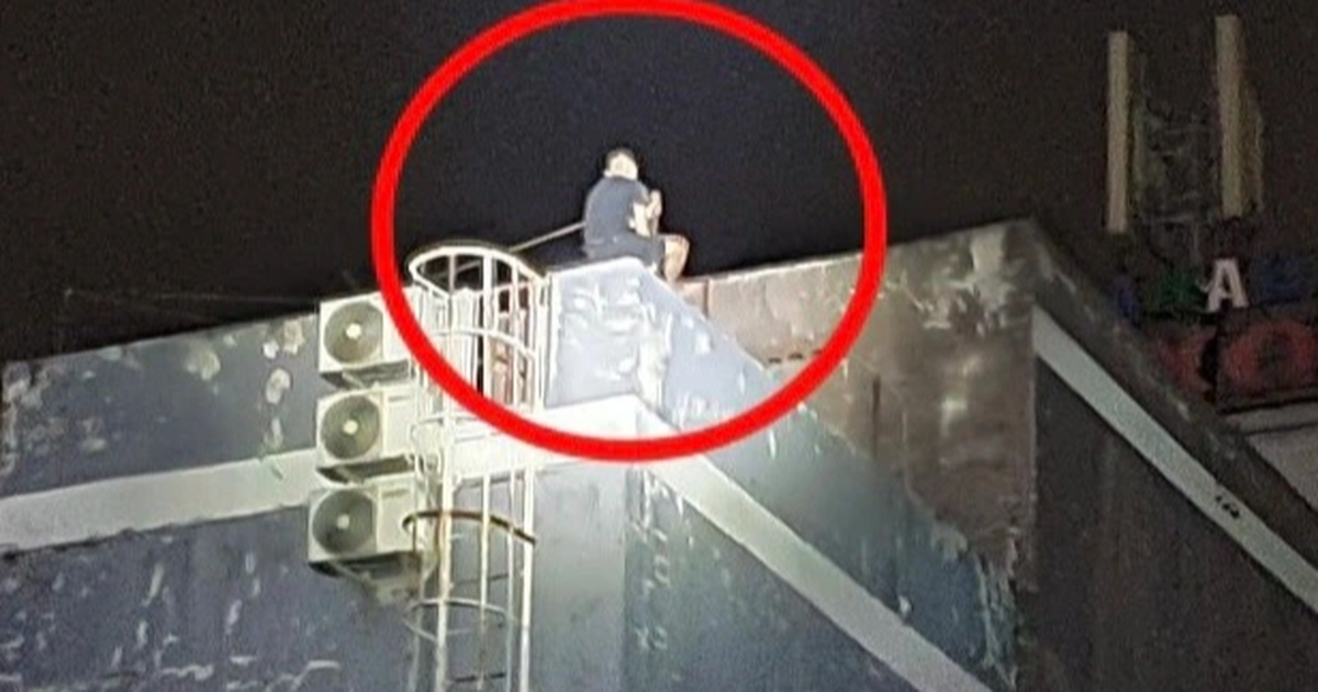 Bị cảnh sát hình sự truy đuổi, tên trộm leo lên tầng 5 quán karaoke cố thủ