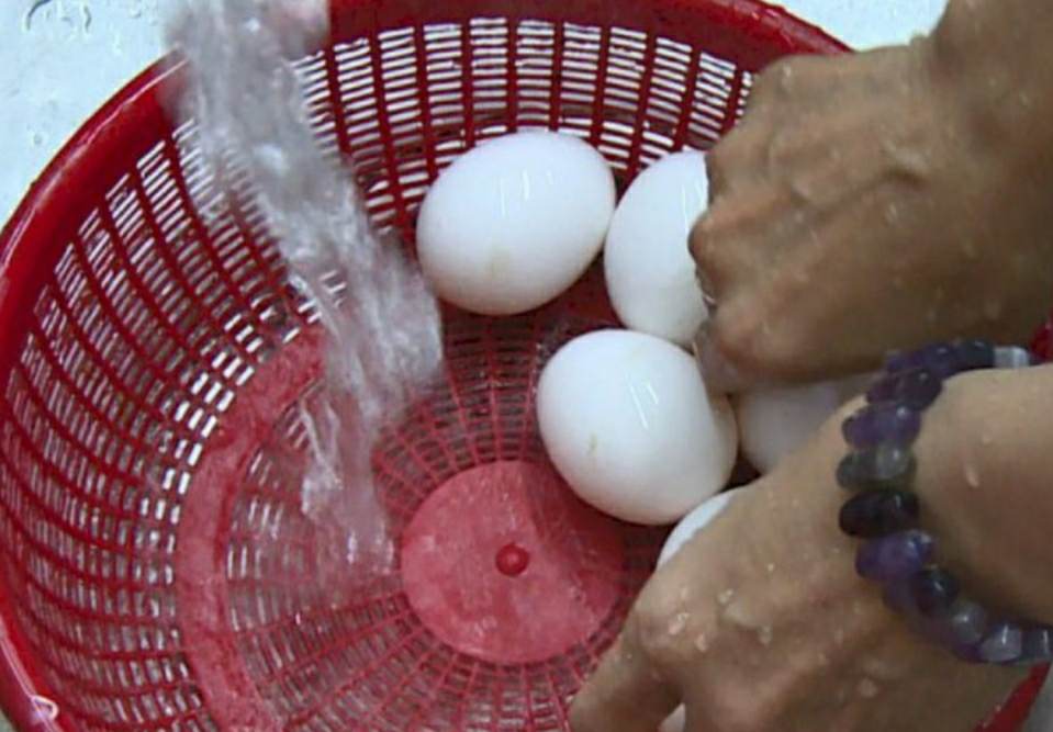 Lý do ăn trứng vịt lộn nhất định phải có rau răm và cách luộc trứng vịt lộn ngon đến mức ai không thích ăn cũng 'mê' - Ảnh 3.