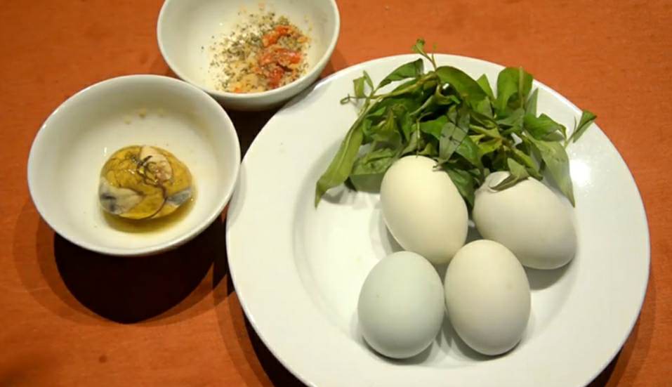 Lý do ăn trứng vịt lộn nhất định phải có rau răm và cách luộc trứng vịt lộn ngon đến mức ai không thích ăn cũng 'mê' - Ảnh 10.