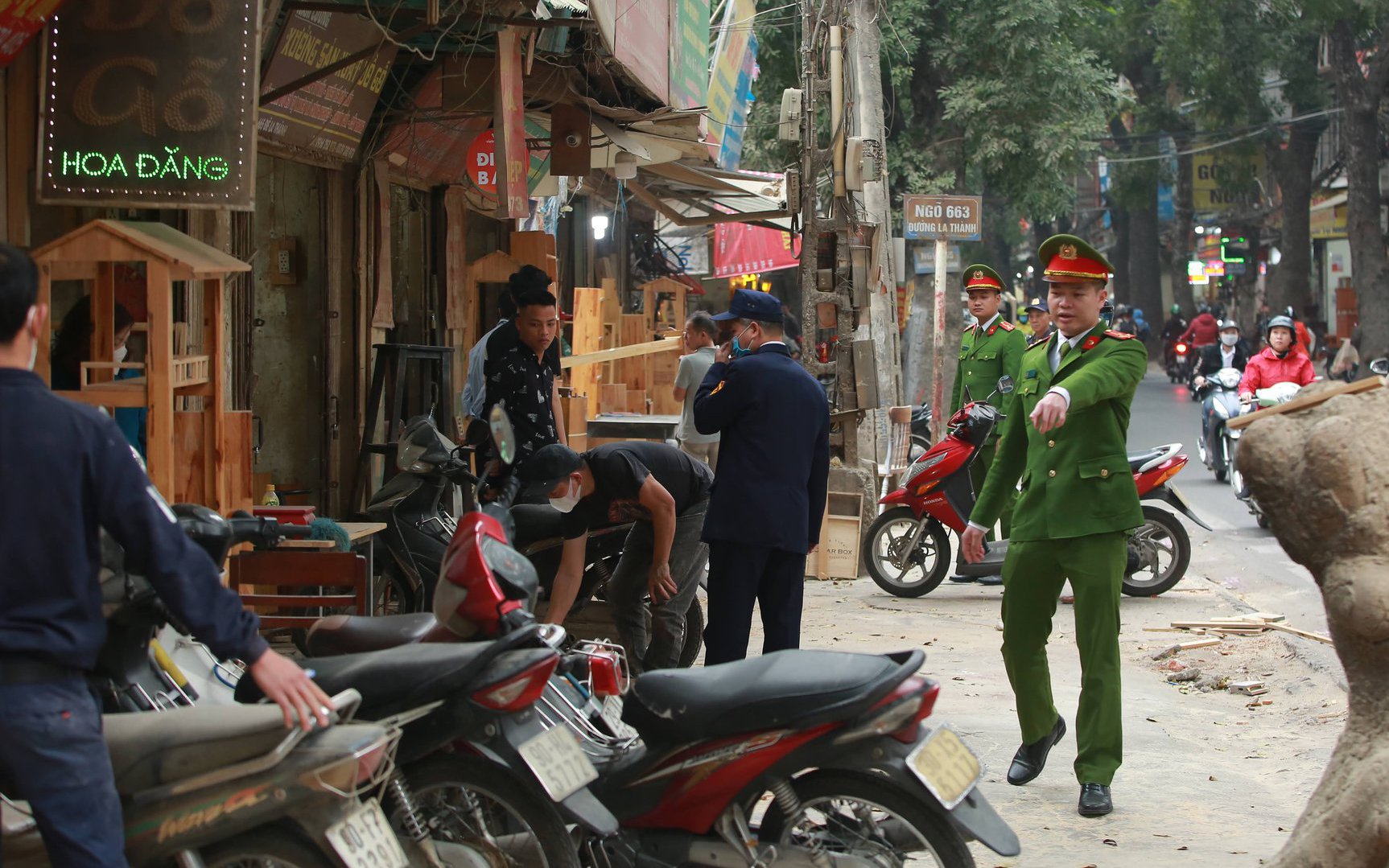 Hà Nội: Các phường đồng loạt ra quân "dọn" vỉa hè, tiểu thương bê đồ bỏ chạy