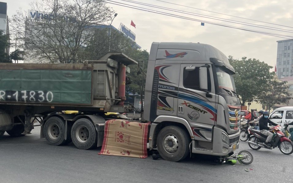 Trên đường đi học về, nam sinh lớp 10 gặp nạn tử vong - Ảnh 2. Trên đường đi học về, nam sinh lớp 10 gặp nạn tử vong - Ảnh 2.