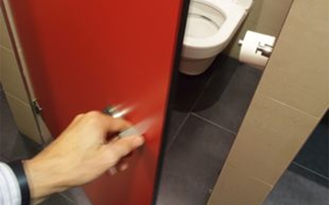 Hành trình đổi đời của nhân viên vệ sinh vô tình tìm được 1,4 tỷ đồng bỏ quên trong toilet
