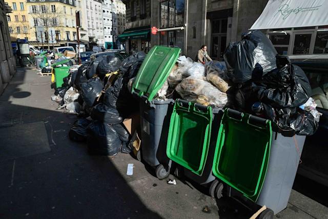 Sốc với loạt ảnh tại &quot;kinh đô ánh sáng&quot; Paris: 10.000 tấn rác chồng chất như núi, vẻ hoa lệ ngày nào bị xóa nhòa bởi mùi hôi thối khắp nơi - Ảnh 8.