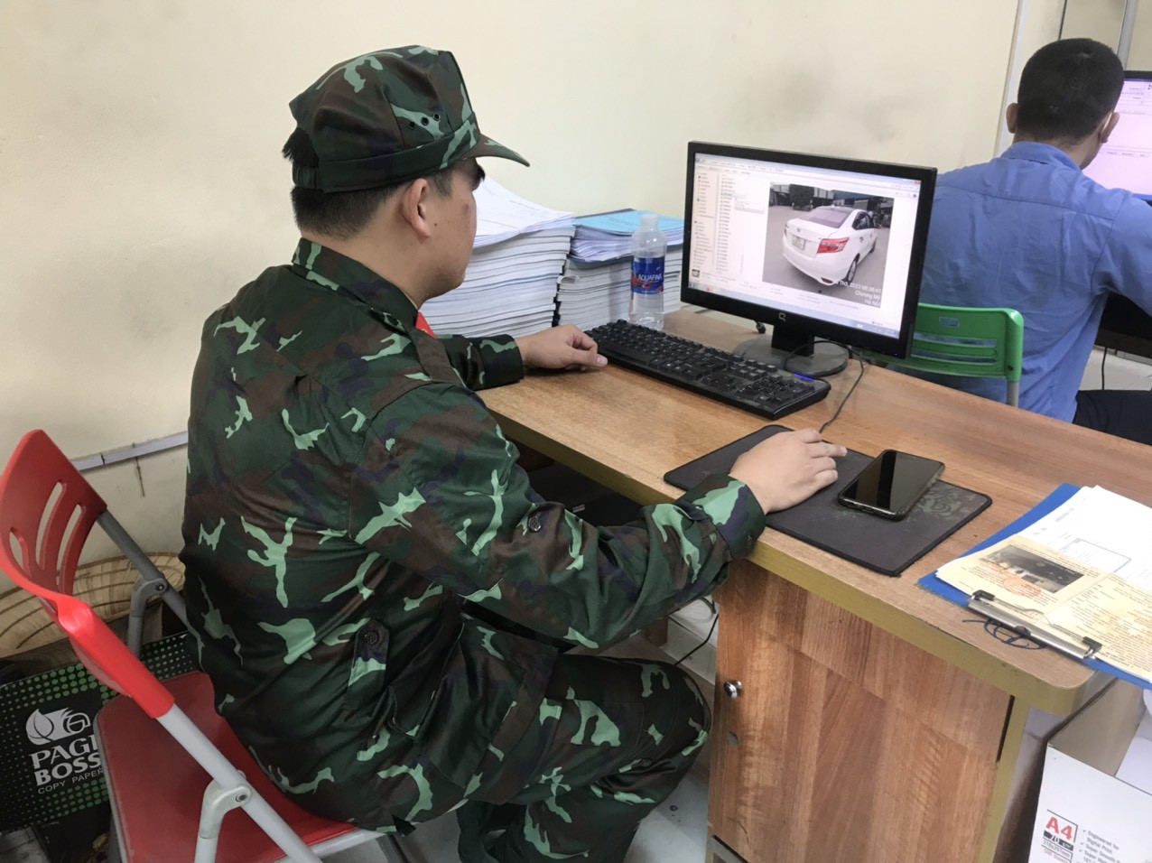 Kiểm định viên quân sự chi viện cho Hà Nội, công suất nhiều nơi tăng gấp đôi - Ảnh 2.