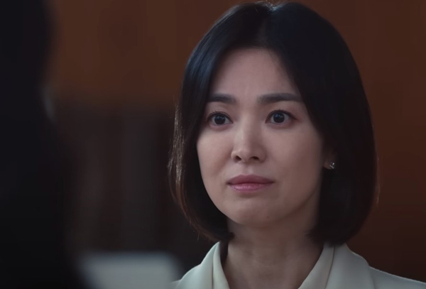 'Bóc giá' hàng hiệu của Song Hye Kyo trong &quot;Vinh quang và thù hận&quot;: Chiếc khuyên tai bé tí cũng cả gần 76 triệu đồng - Ảnh 2.