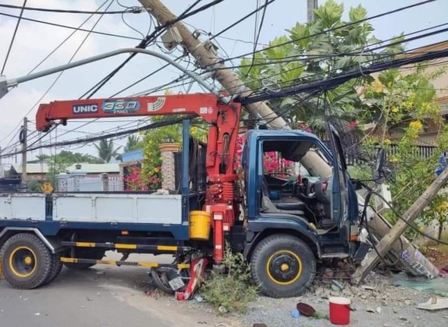 Xe tải tông 2 người thương vong, hơn 6.000 hộ dân mất điện - Ảnh 1.