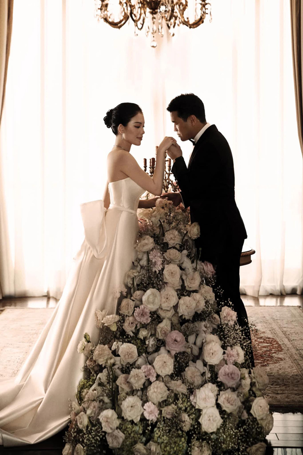 Sát đám cưới Linh Rin - Phillip Nguyễn: Câu nói ngọt lịm của chú rể khiến ai cũng ghen tị với cô dâu - Ảnh 2.