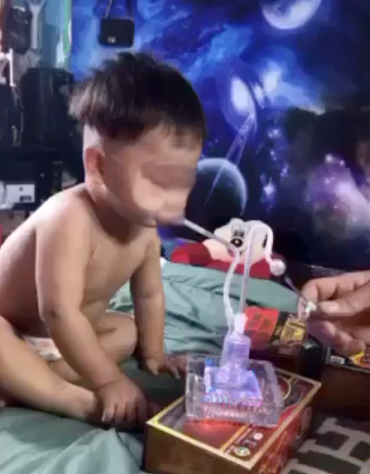 X&aacute;c minh clip b&eacute; 3 tuổi được cho l&agrave; bị &eacute;p h&uacute;t ma t&uacute;y đ&aacute; g&acirc;y x&ocirc;n xao mạng x&atilde; hội - Ảnh 1.