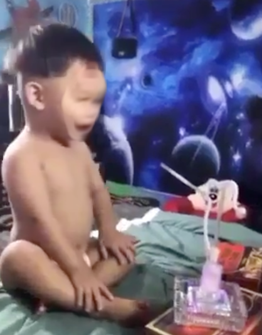 X&aacute;c minh clip b&eacute; 3 tuổi được cho l&agrave; bị &eacute;p h&uacute;t ma t&uacute;y đ&aacute; g&acirc;y x&ocirc;n xao mạng x&atilde; hội - Ảnh 2.