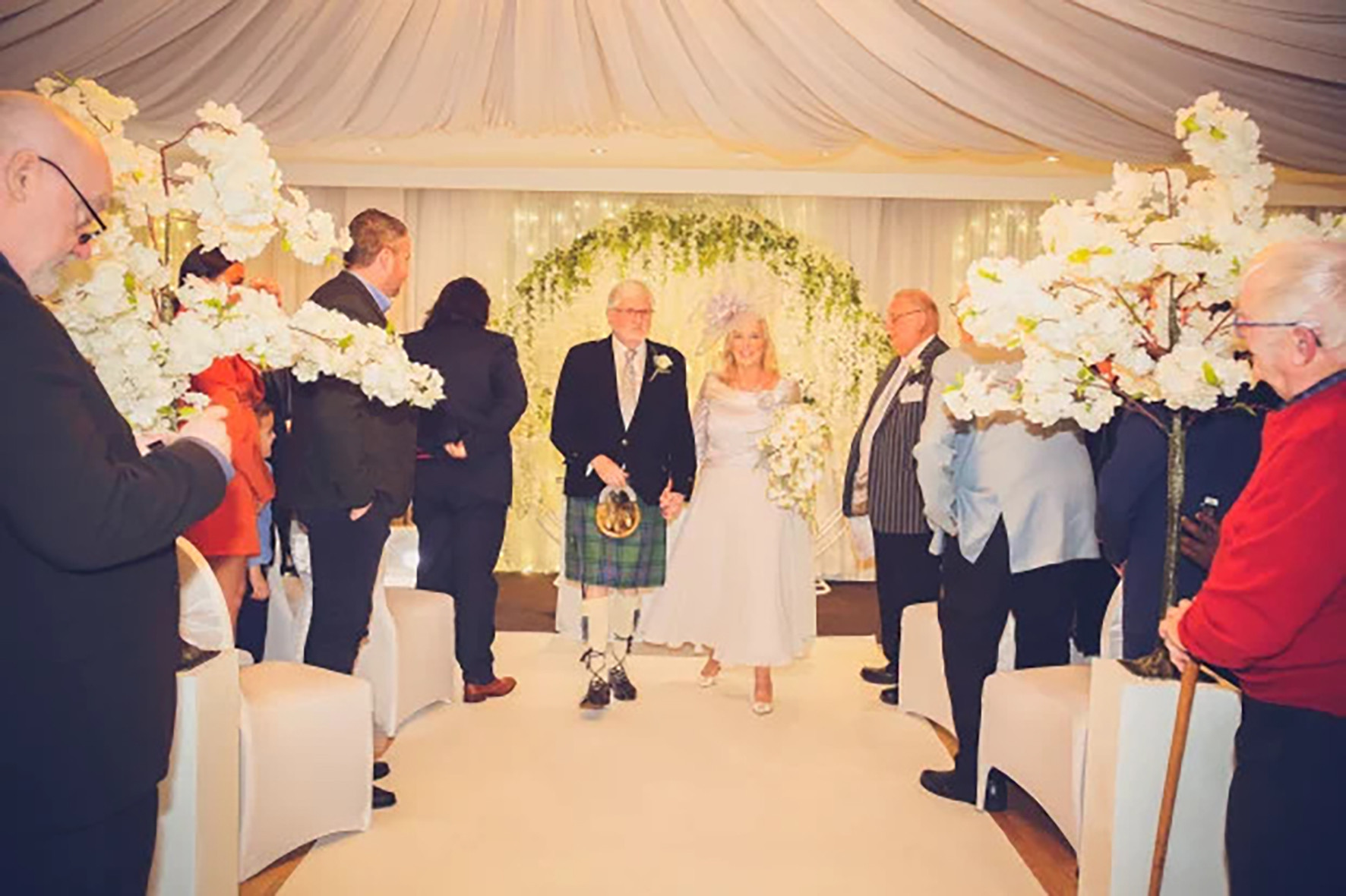 Trúng tiếng sét ái tình ở tuổi 78, người phụ nữ làm đám cưới lãng mạn - Ảnh 2.