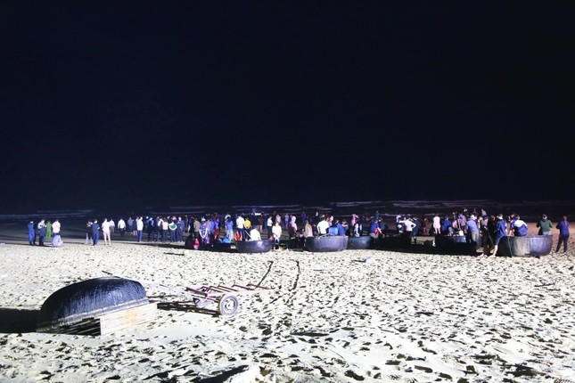 Hàng trăm người xuyên đêm tìm kiếm học sinh mất tích trên biển - Ảnh 1.