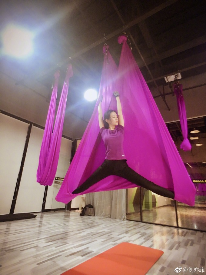 Lưu Diệc Phi tập yoga bay để giữ dáng ngọc ở tuổi 36 - Ảnh 3.
