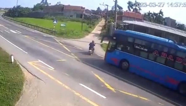 Vụ xe khách lao xuống ruộng ở Quảng Ngãi, người lái xe máy có nồng độ cồn - Ảnh 2.
