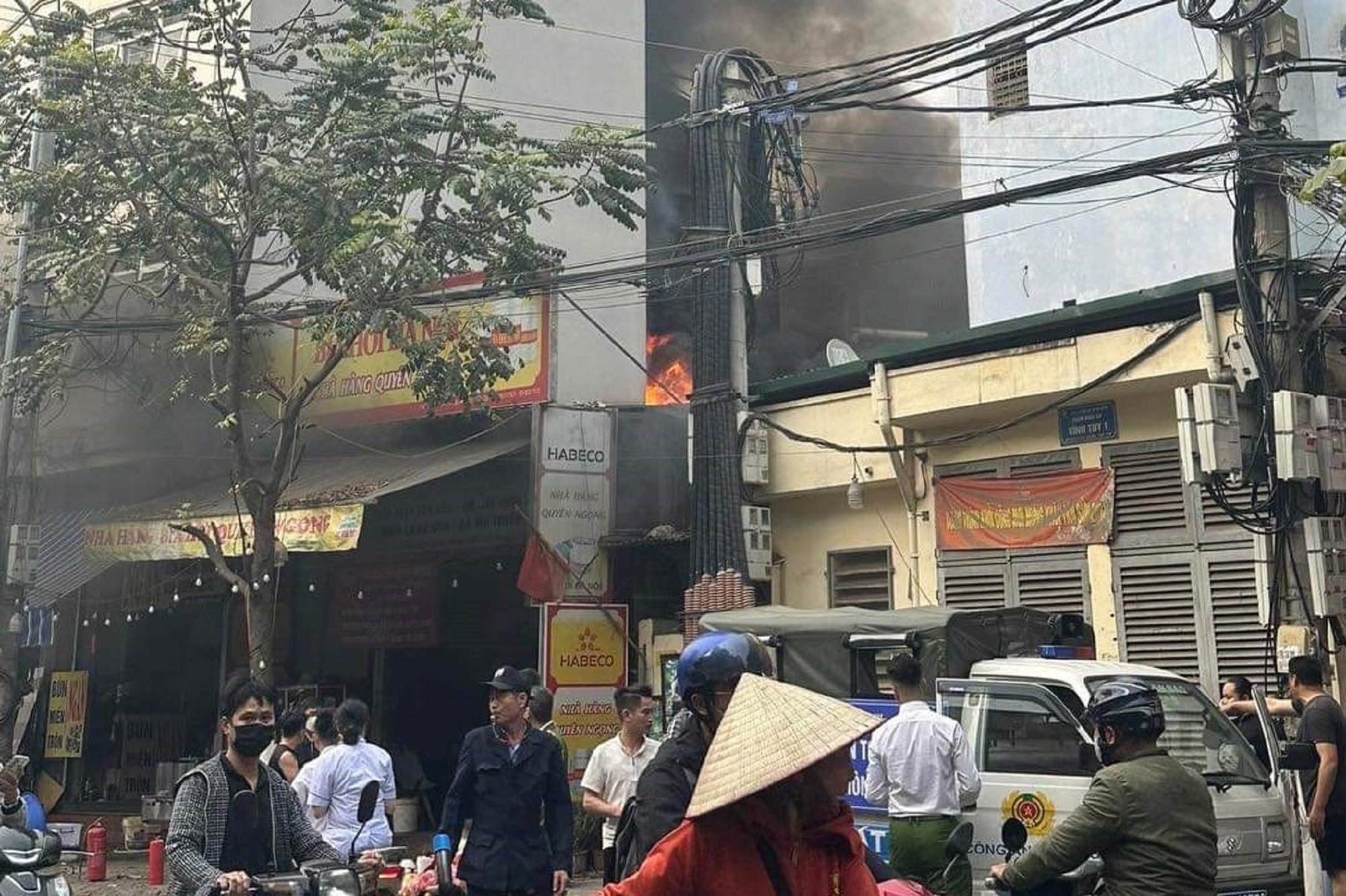 Cháy quán bia ở Hà Nội, khói lửa bốc nghi ngút - Ảnh 1.