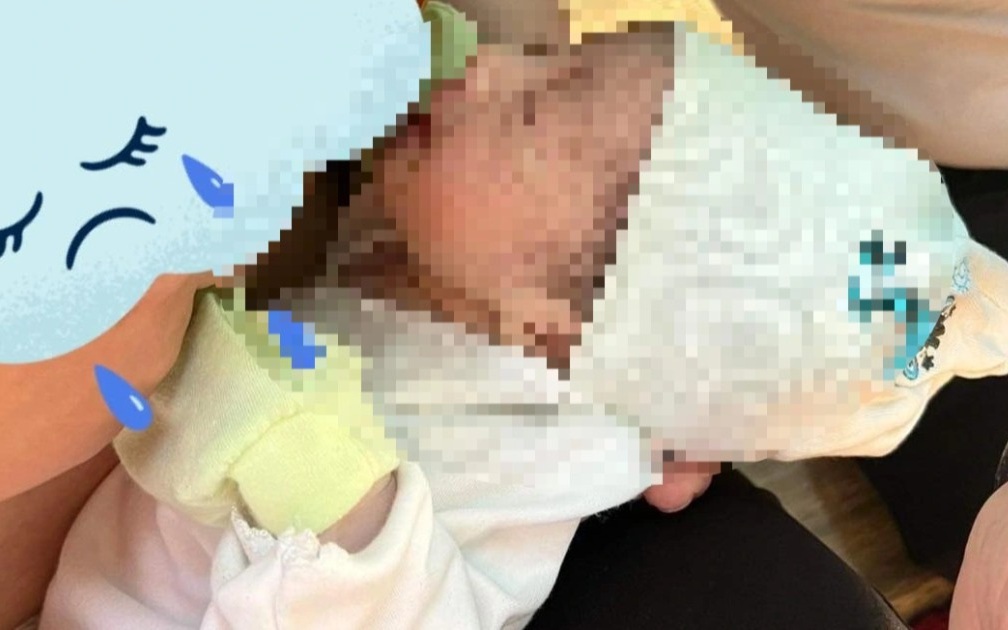 Bé trai sơ sinh bị bỏ rơi trong thùng rác ở Quảng Nam